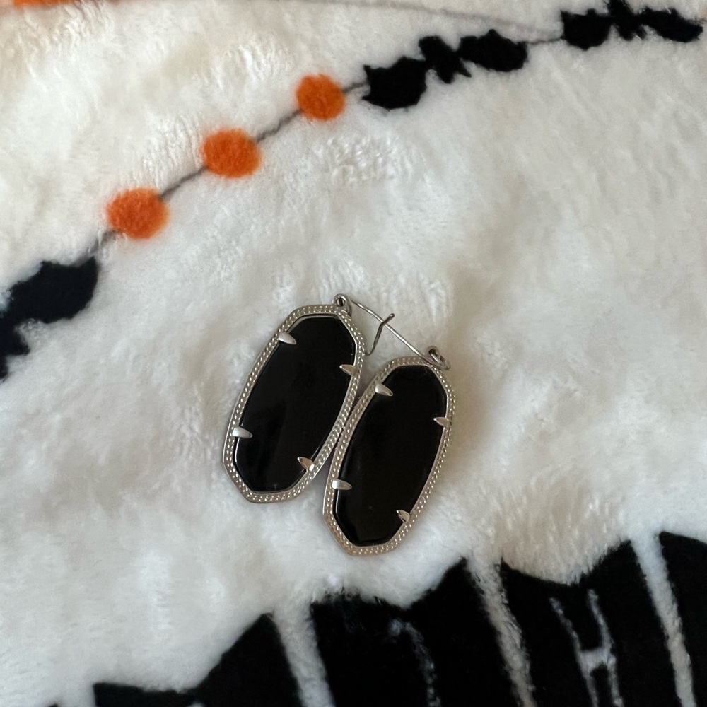 Black Kendra Scott earrings!! Perfect for October and year round!!🖤